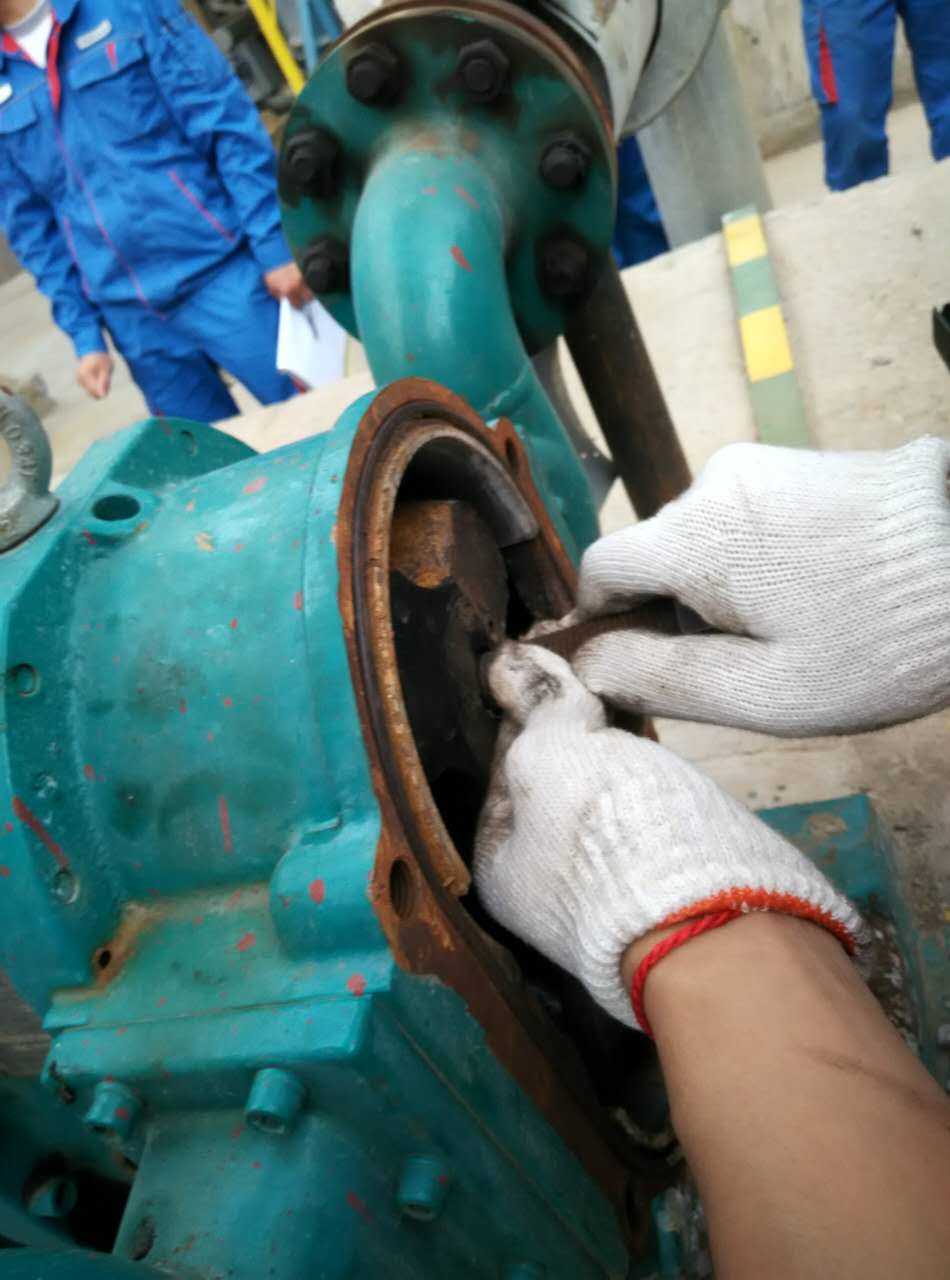 青岛香蕉视频破解版污售后人员冒雨为客户更换转子 青岛香蕉视频破解版污售后人员冒雨为客户更换转子