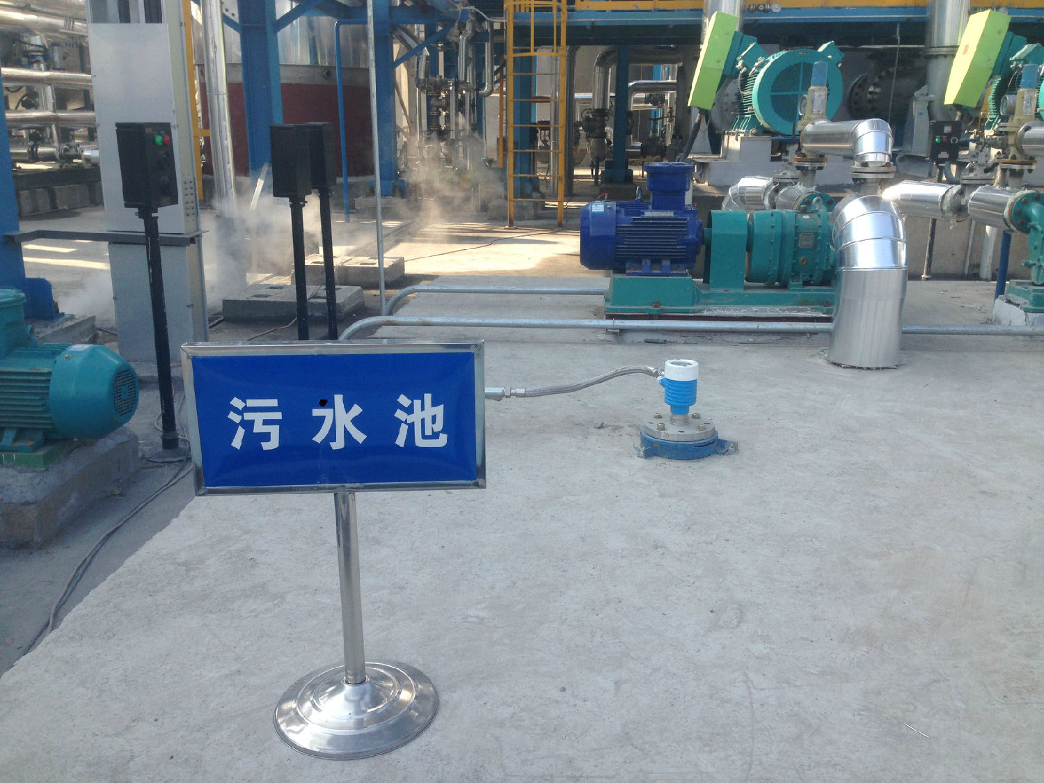 含硫污水池内沉淀的污泥使用香蕉视频破解版污泵处理