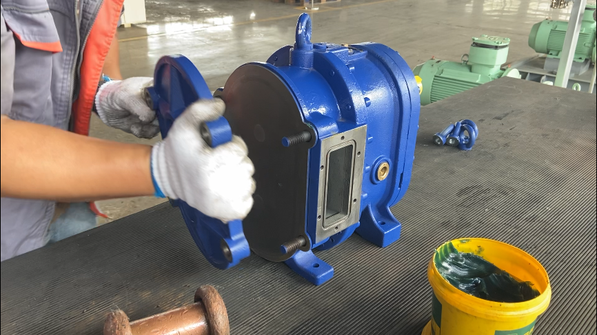 填入密封圈，装外衬板，泵盖，对角扭紧快装螺丝